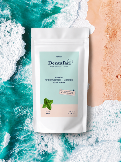 Dentafari Crisp Mint Zahnpulver-Refill im Beutel vor Strand- und Meereskulisse