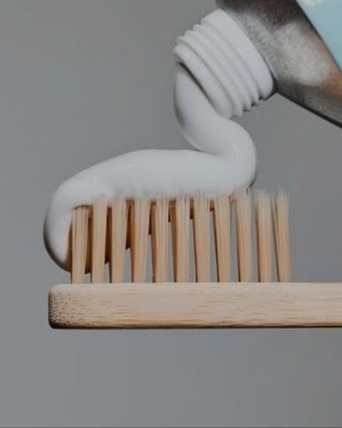 Zahnpasta vs. Zahnpulver – der Vergleich für deine natürliche Mundpflegeroutine